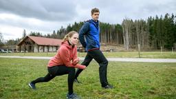 Lucy (Jennifer Siemann) und Paul (Sandro Kirtzel) beginnen ihr gemeinsames Training für den Business-Lauf.