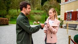 Luisa (Magdalena Steinlein) beginnt zu ahnen, wo David seine Mutter gefangen hält. Sie bittet Nils (Florian Stadler) um dessen Autoschlüssel.