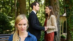 Luisa (Magdalena Steinlein) bekommt mit, wie David (Michael N. Kühl) seine alte Bekannte Alina (Martina Schölzhorn) wieder trifft.