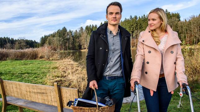 Bild: ARD/Christof Arnold Luisa (Magdalena Steinlein) bemerkt, dass David (Michael N. Kühl) mit seinen Gedanken bei seinem Vater ist.