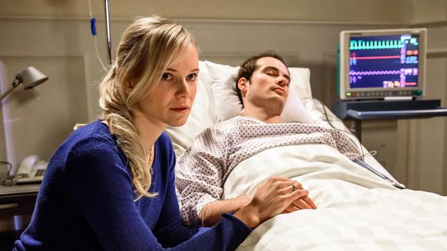 Bild: ARD/Christof Arnold Luisa (Magdalena Steinlein) betet für David (Michael N. Kühl).