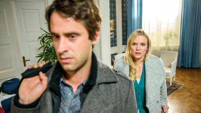 Bild: ARD/Christof Arnold Luisa (Magdalena Steinlein) bittet Sebastian (Kai Albrecht), am "Fürstenhof" zu bleiben.