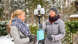 Luisa (Magdalena Steinlein) gibt Natascha (Melanie Wiegmann) ein Geschenk für Poppy mit.