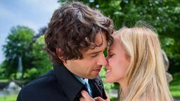 Luisa (Magdalena Steinlein) ist glücklich, dass Sebastian (Kai Albrecht) sie als seine Freundin bezeichnet.