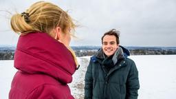 Luisa (Magdalena Steinlein, l) macht einen Ausflug mit David (Michael N. Kühl).