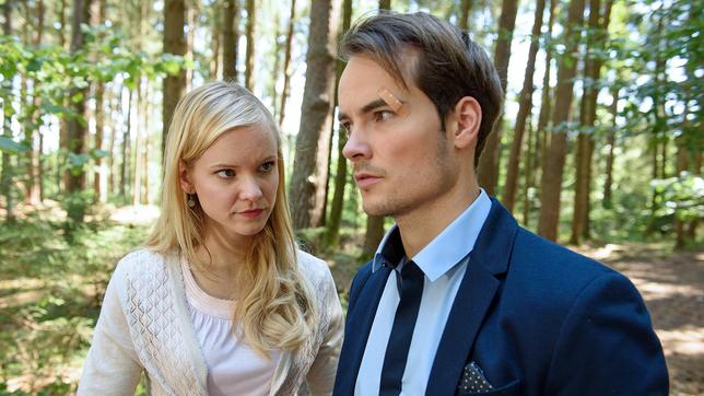 Bild: ARD/Christof Arnold Luisa (Magdalena Steinlein) spendet David (Michael N. Kühl) Trost, als der von Alinas Tod erfährt.