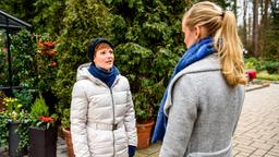 Luisa (Magdalena Steinlein) stellt Isabelle (Ina Meling) aufgebracht zur Rede.