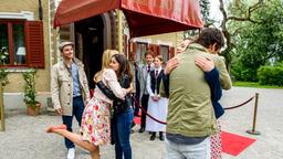 Luisa (Magdalena Steinlein) und Sebastian (Kai Albrecht) nehmen Abschied von Tina (Christin Balogh), Clara (Jeannine Wacker) und Adrian (Max Alberti).