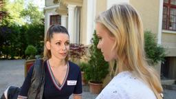 Luisa (Magdalena Steinlein) zeigt Mitgefühl für Alina (Martina Schölzhorn).