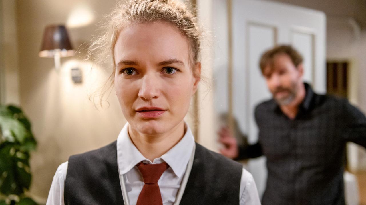 Maja (Christina Arends, vorne) begreift, dass der Fremde wirklich ihr Vater Cornelius (Christoph Mory, hinten) ist.