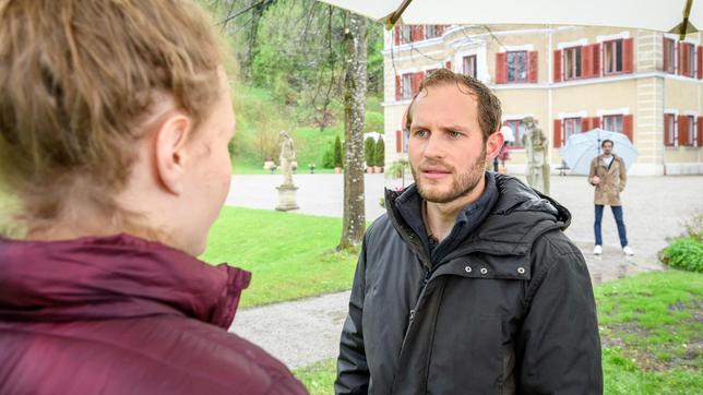 Maja (Christina Arends) behauptet, Florian (Arne Löber) bilde sich nur ein, dass da etwas zwischen ihnen war. Hannes (Pablo Konrad) beobachtet die beiden aus der Ferne.