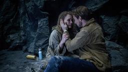 Maja (Christina Arends) berichtet Hannes (Pablo Konrad), dass es keinen weiteren Ausgang aus der Höhle gibt.