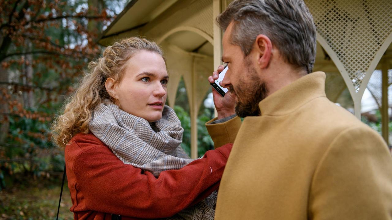 Maja (Christina Arends) droht Erik (Sven Waasner), Florian von seiner Erpressung zu erzählen.