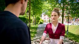Maja (Christina Arends) erfährt von Hannes (Pablo Konrad), dass Professor Berthold seine Forschung nicht wieder aufnehmen wird.