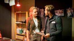 Maja (Christina Arends) erzählt Florian (Arne Löber) von ihrer Befürchtung, dass ein Toter im Wald liegt.