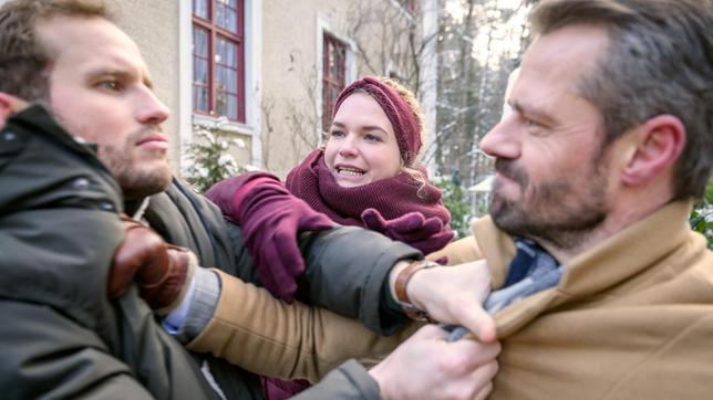 Maja (Christina Arends) geht dazwischen, als der Streit zwischen Florian (Arne Löber) und Erik (Sven Waasner) zu eskalieren droht.