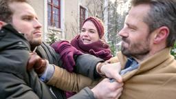 Maja (Christina Arends) geht dazwischen, als der Streit zwischen Florian (Arne Löber) und Erik (Sven Waasner) zu eskalieren droht.