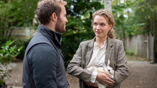 Maja (Christina Arends) ist angetan davon, wie fürsorglich Florian (Arne Löber) sich um den Hasen "Napoleon" kümmert.