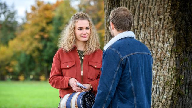 Bild: ARD/Christof Arnold Maja (Christina Arends) ist angetan von Florians (Arne Löber) tröstenden Worten.