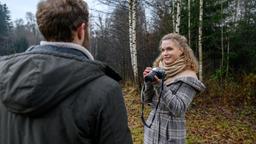 Maja (Christina Arends) ist beim Fotografieren als Florian (Arne Löber) kommt und sie in seine Hütte einlädt.