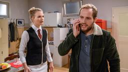 Maja (Christina Arends) ist fassungslos, als Florian (Arne Löber) sich in ihr Telefonat einmischt.