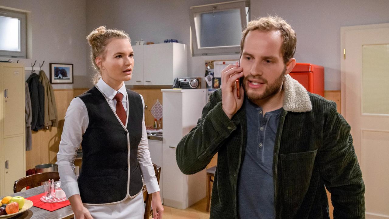 Maja (Christina Arends) ist fassungslos, als Florian (Arne Löber) sich in ihr Telefonat einmischt.