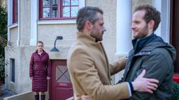 Maja (Christina Arends) ist irritiert, als sie Erik (Sven Waasner) und Florian (Arne Löber) in einem vertrauten Moment sieht.