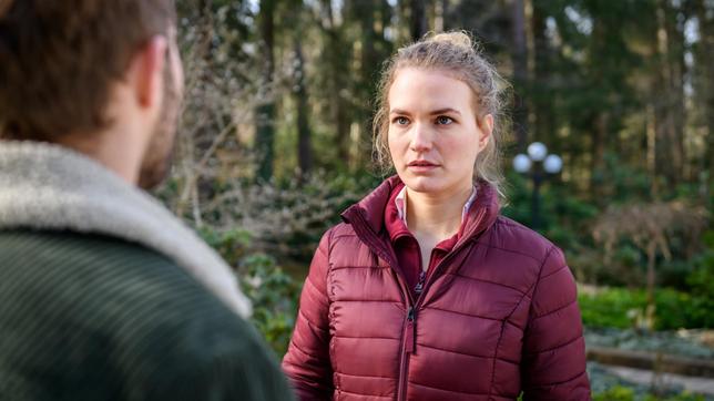 Bild: ARD/Christof Arnold Maja (Christina Arends) ist verwundert über Florians (Arne Löber) Angebot.