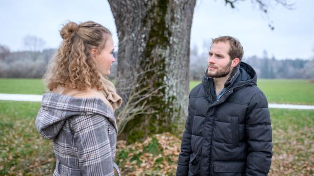 Bild: ARD/Christof Arnold Maja (Christina Arends) kann ihr Geheimnis gegenüber Florian (Arne Löber) nicht preisgeben.