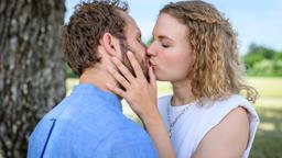 Maja (Christina Arends) küsst Florian (Arne Löber) im Überschwang der Gefühle.