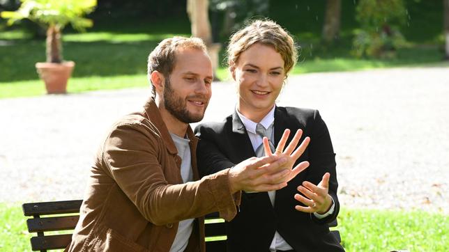 Maja (Christina Arends) präsentiert Florian (Arne Löber) den Ring ihrer Großmutter.