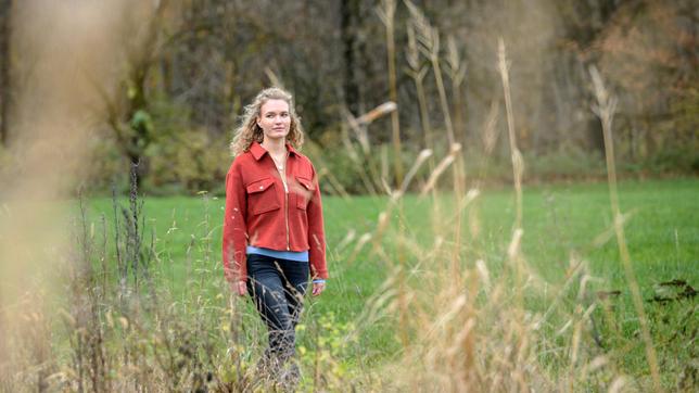 Bild: ARD/Christof Arnold Maja (Christina Arends) redet sich ein, dass es das Beste ist, wenn Florian und sie nur Freunde bleiben.