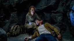 Maja (Christina Arends) sorgt sich um Hannes (Pablo Konrad), der von einem herabstürzenden Stein verletzt wurde.