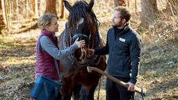 Maja (Christina Arends) trifft Florian (Arne Löber) im Wald.