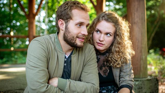 Bild: ARD/Christof Arnold Maja (Christina Arends) überzeugt Florian (Arne Löber), dass es die richtige Entscheidung ist, in die USA auszuwandern.