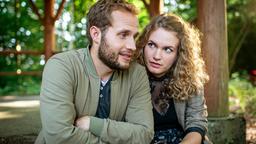 Maja (Christina Arends) überzeugt Florian (Arne Löber), dass es die richtige Entscheidung ist, in die USA auszuwandern.