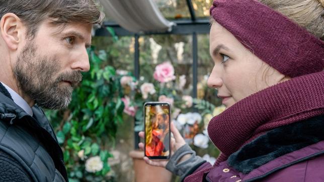 Bild: ARD/Christof Arnold Maja (Christina Arends) und Cornelius (Christoph Mory) fragen sich, was Majas Entdeckung zu bedeuten hat?