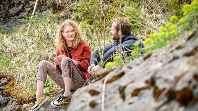 Maja (Christina Arends) und Florian (Arne Löber) begegnen sich zufällig an der Höhle.