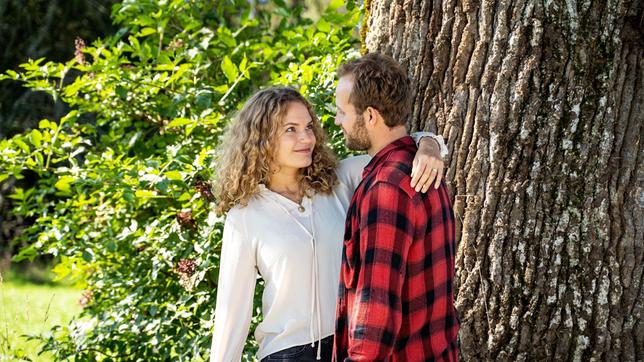 Bild: ARD/Jenrick Mielke Maja (Christina Arends) und Florian (Arne Löber) beschließen, im kleinen Kreis zu heiraten.