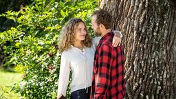 Maja (Christina Arends) und Florian (Arne Löber) beschließen, im kleinen Kreis zu heiraten.