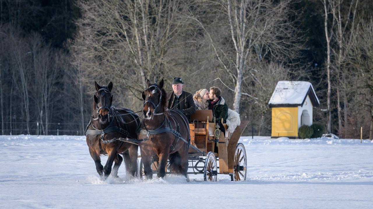 Maja (Christina Arends, h.) und Florian (Arne Löber, h.) genießen die romantische Pferdeschlittenfahrt (mit Komparse).