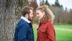 Maja (Christina Arends) und Florian (Arne Löber) gestehen sich am magischen Baum ihre Liebe.