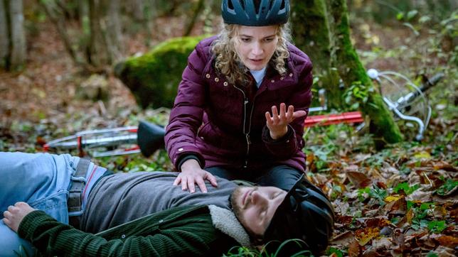 Bild: ARD/Christof Arnold Maja (Christina Arends, h.) und Florian (Arne Löber) haben einen Unfall mit dem Tandem.