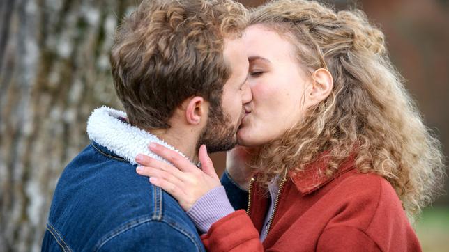 Maja (Christina Arends) und Florian (Arne Löber) küssen sich am magischen Baum.