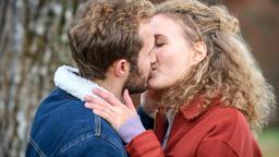 Maja (Christina Arends) und Florian (Arne Löber) küssen sich am magischen Baum.