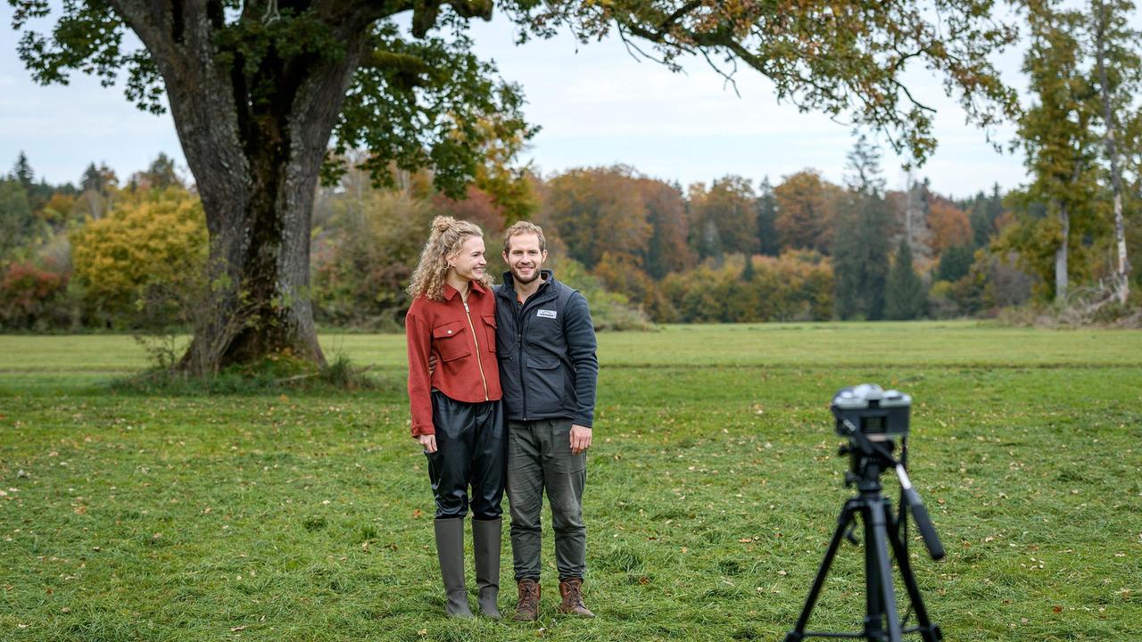 Maja (Christina Arends) und Florian (Arne Löber) machen ein Foto von sich und dem magischen Baum.