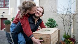 Maja (Christina Arends) und Florian (Arne Löber) machen sich an die Aufforstung.