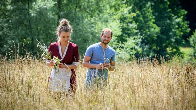 Maja (Christina Arends) und Florian (Arne Löber) verbringen spontan den Nachmittag zusammen.