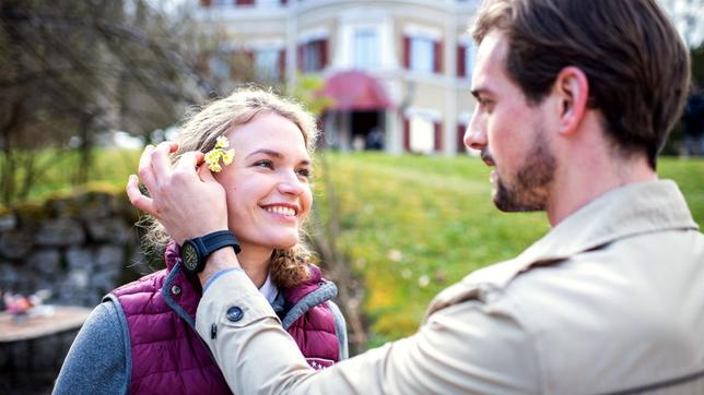 Maja (Christina Arends) und Hannes (Pablo Konrad) freuen sich auf den Kostümball und überlegen gemeinsam, welche Kostüme sie tragen wollen.