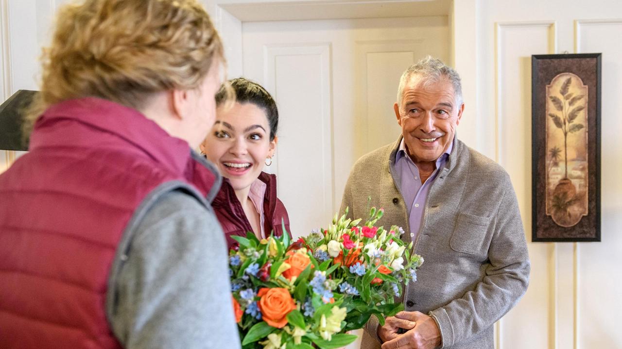 Maja (Christina Arends) und Shirin (Merve Çakır) sind begeistert, dass André (Joachim Lätsch) einen von Majas Hüten kaufen will.